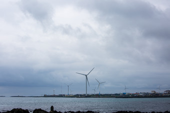 海平面<strong>风力发电机</strong>摄影图
