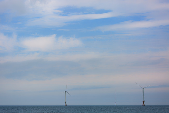 壮阔的海面风力发电机摄影图