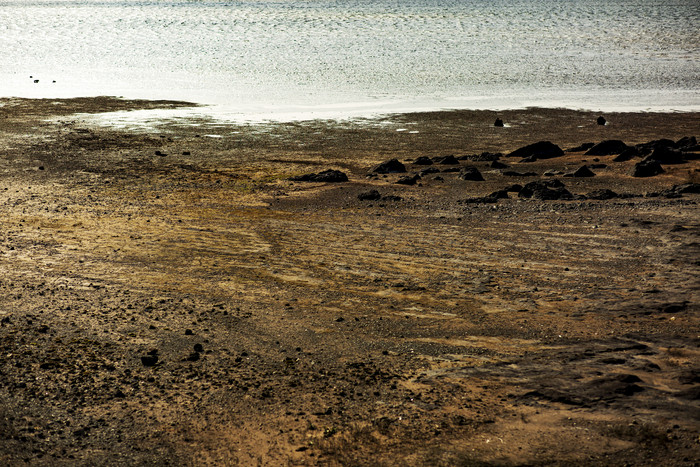 湖边浅滩沙地摄影图