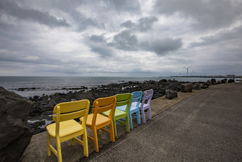 海边公路文艺多彩椅子摄影图