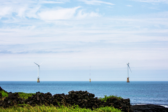 壮阔海面风力发电机摄影图