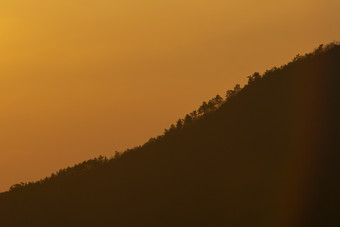 夕阳下的山峰