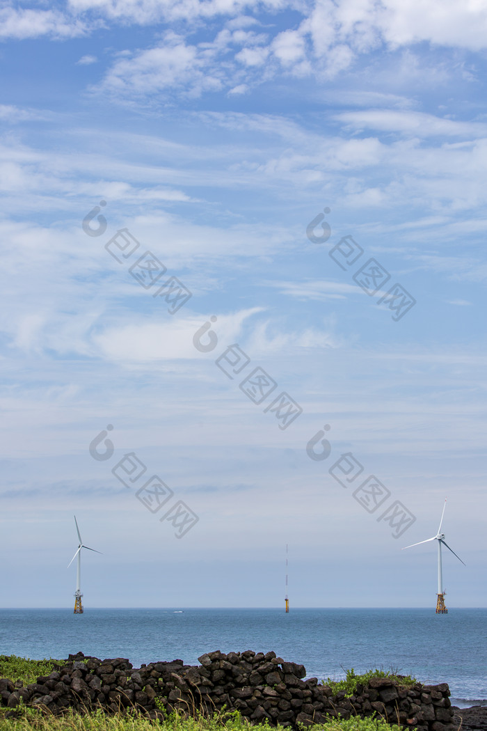 壮阔海平面风力发电机摄影图
