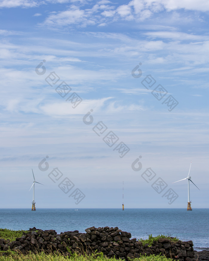壮阔海平面风力发电摄影图