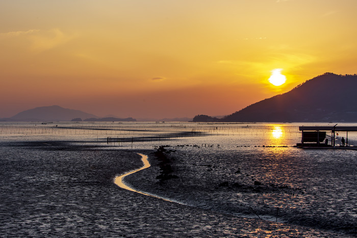 夕阳照耀下的沙滩