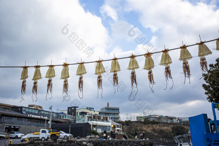 海边小镇风俗挂饰人文摄影图