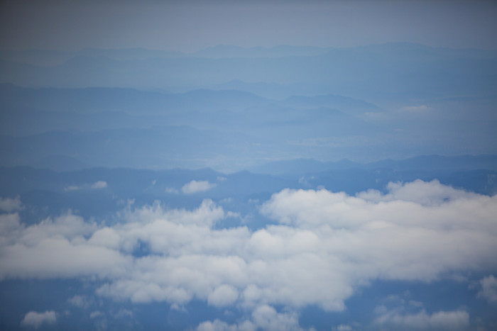 朦胧浮云延绵山川摄影图