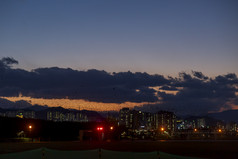 傍晚晚霞城市郊区摄影图