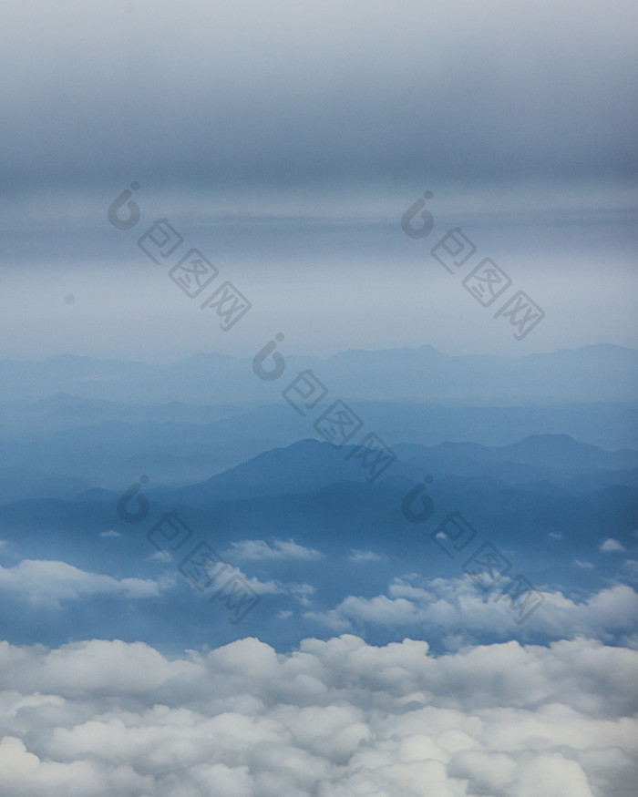 云雾延绵朦胧山川摄影图