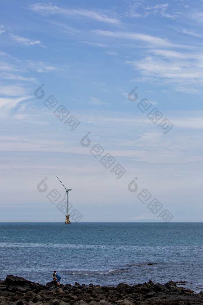 海上风力发电蓝天摄影图
