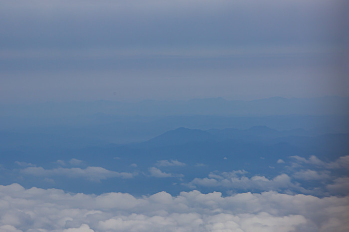 浮云延绵山川摄影图