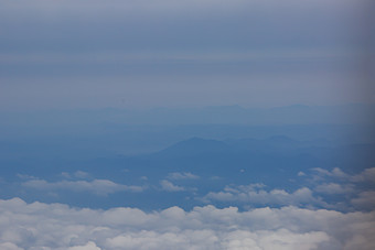 浮云延绵山川摄影图