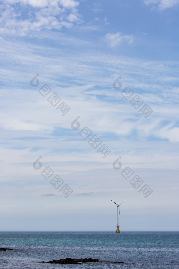 自然海上风力发电机摄影图