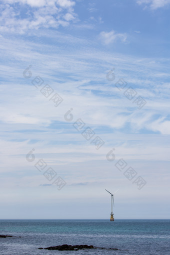 自然海上<strong>风力发电机</strong>摄影图