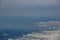 朦胧云雾延绵山川自然摄影图