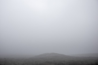 云雾弥漫自然山丘摄影图