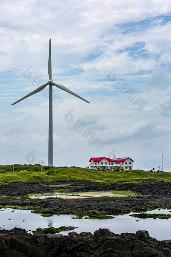 海边巨大风力发电机摄影图
