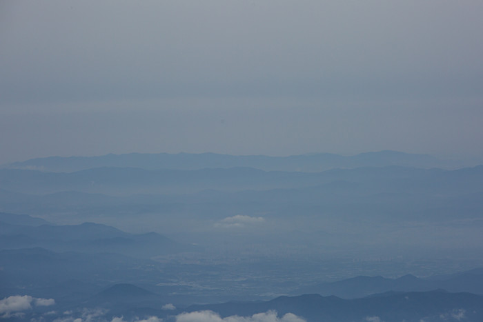 云雾延绵山川摄影图