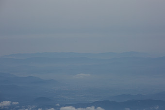 云雾延绵山川摄影图