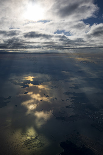 空中阳光<strong>穿越云层</strong>大地摄影图