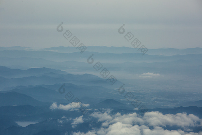 朦胧云雾延绵山川摄影图