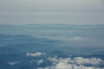 朦胧云雾延绵山川摄影图