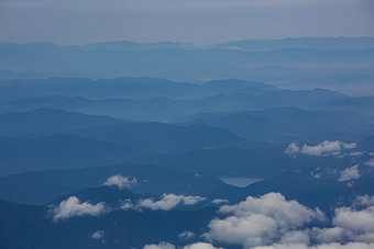 云雾<strong>朦胧</strong>延绵山川自然摄影图