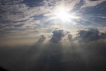 空中耀眼太阳<strong>阳光</strong>摄影图