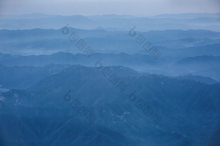 云雾朦胧延绵山川摄影图