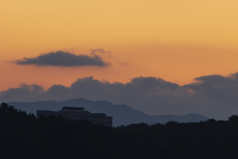 延绵山川落日余晖摄影图