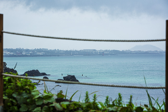 雨后海岸小栈道摄影图