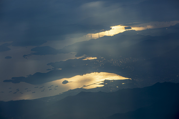 云端日照下山川河流摄影图