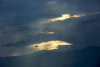 云端日照下山川河流摄影图