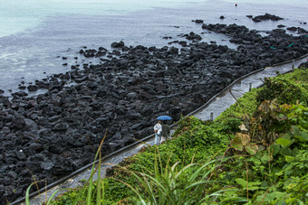 海岸线小路漫步摄影图