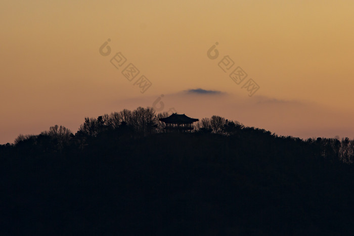 落日餘暉山頂亭子