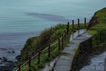 雨后海岸边小栈道摄影图