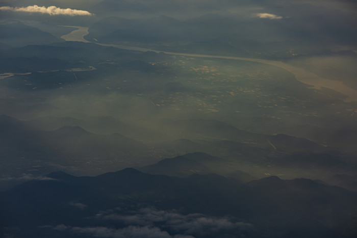 云端之下山川风景摄影图