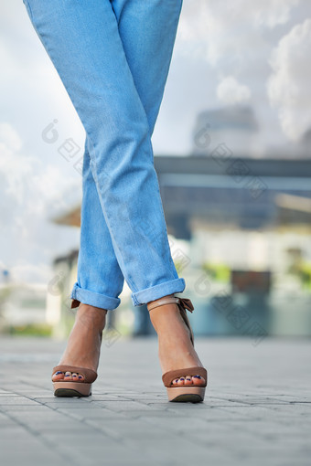 女士腿部高跟凉鞋摄影图