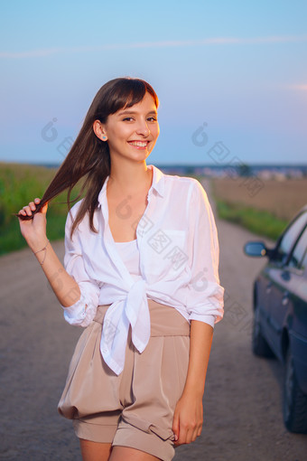 在道路上站着的美丽女子