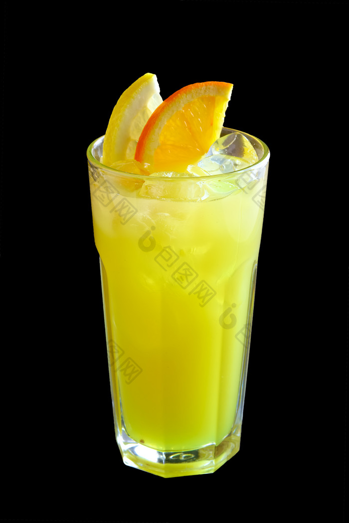加了冰块的橙汁摄影图