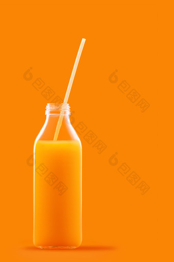 插上<strong>吸管</strong>的橙汁摄影图