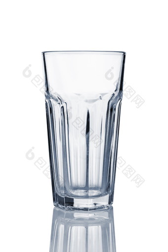 一个干净的玻璃杯摄影图