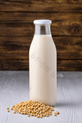 玻璃瓶豆奶摄影图