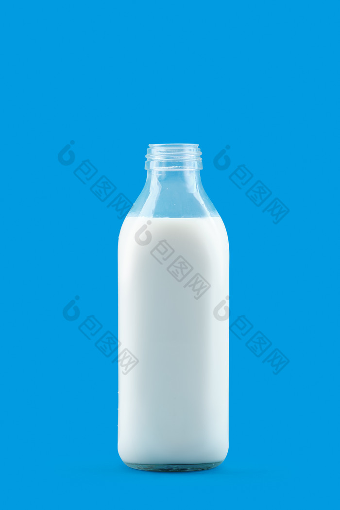 牛奶饮品玻璃瓶摄影图