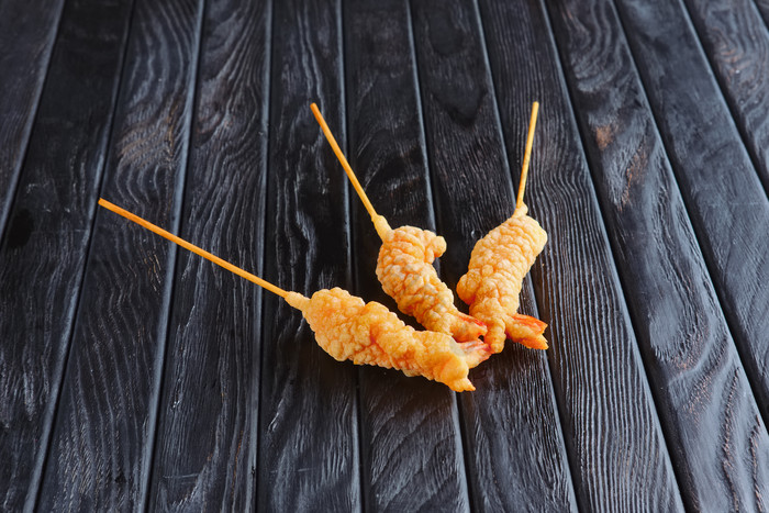 油炸串串虾美食图片