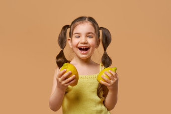 拿着柠檬大笑的<strong>女孩</strong>