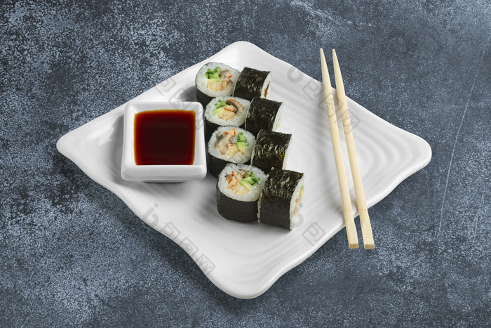 筷子寿司和酱汁摄影图
