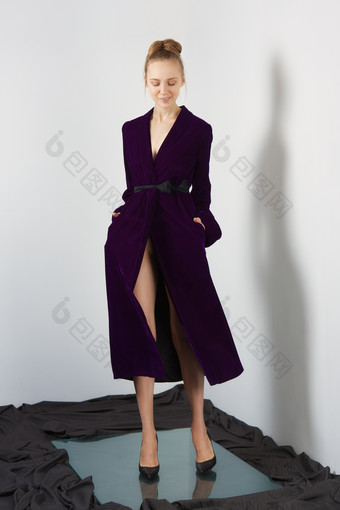 女人穿紫色风衣站立