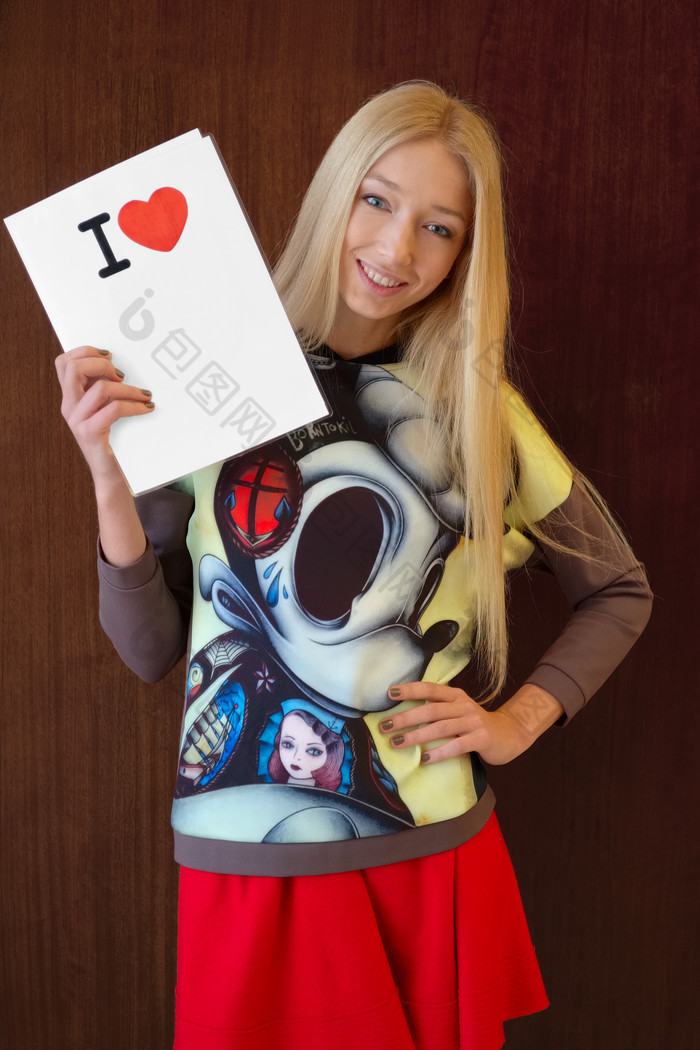 举着牌子微笑的漂亮女孩