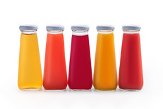 几杯不同颜色的果汁